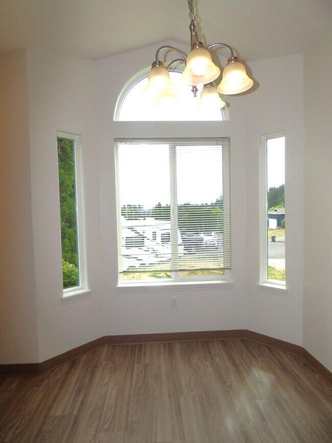 Building Photo - Rent Special: FREE August's Rent!! 3 bed 2 bath House in South Salem!