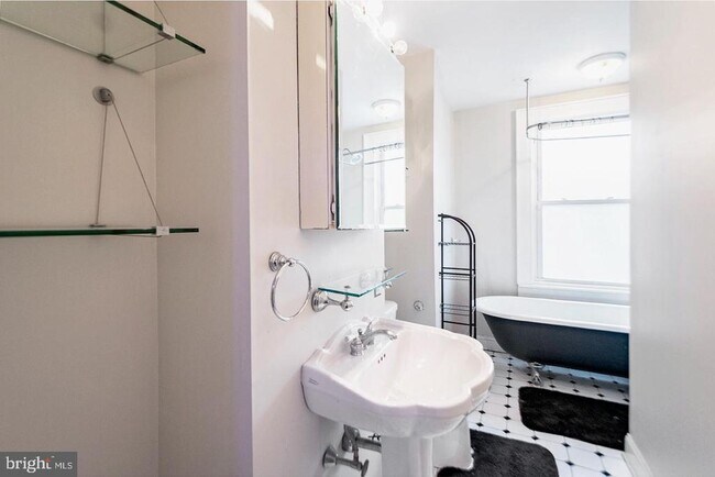 Building Photo - 833 N Newkirk St