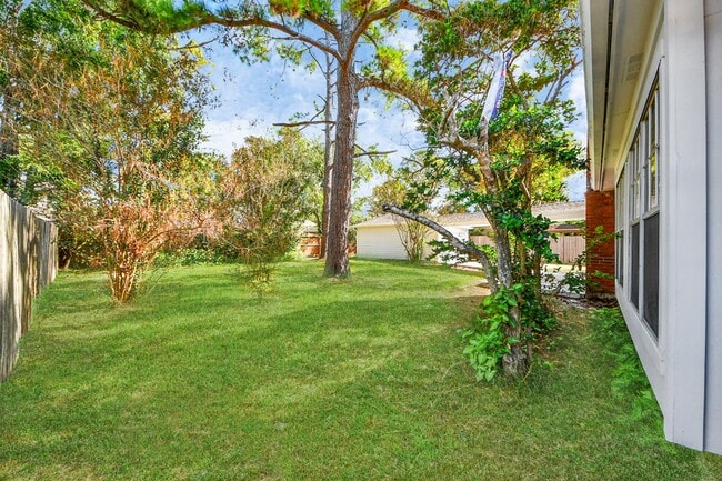 Building Photo - 15919 Lake Lodge Dr