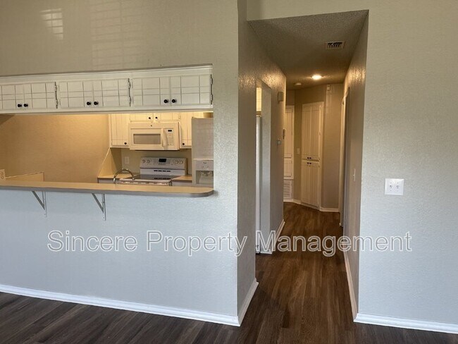 Building Photo - 2121 Lonnie Ln