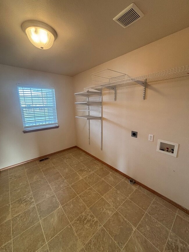 Building Photo - BEAUTIFUL HOME IN THE LANDINGS (APP#59)