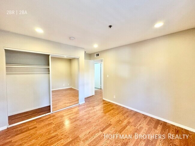 Building Photo - 102 N Clark Dr