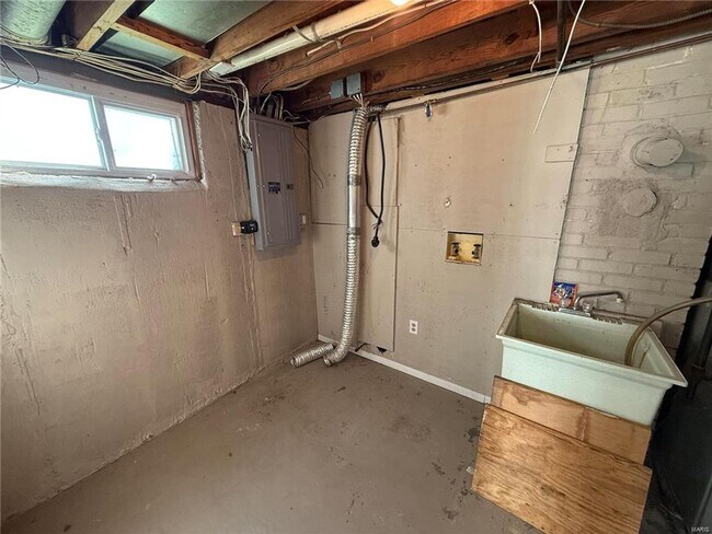 Building Photo - Discover this beautifully refreshed 2-bed, 2-bath gem in St. Ann!