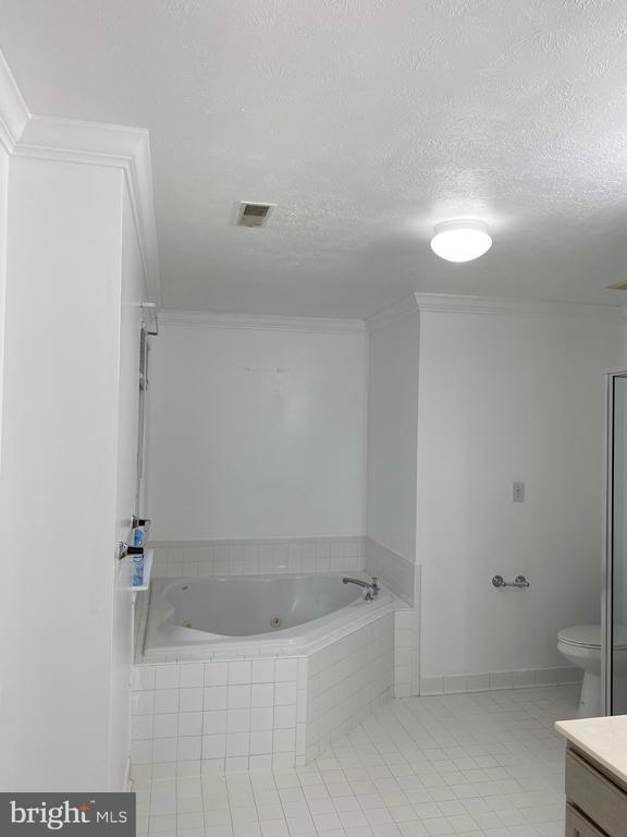 Building Photo - 1914 Meadowgate Ct