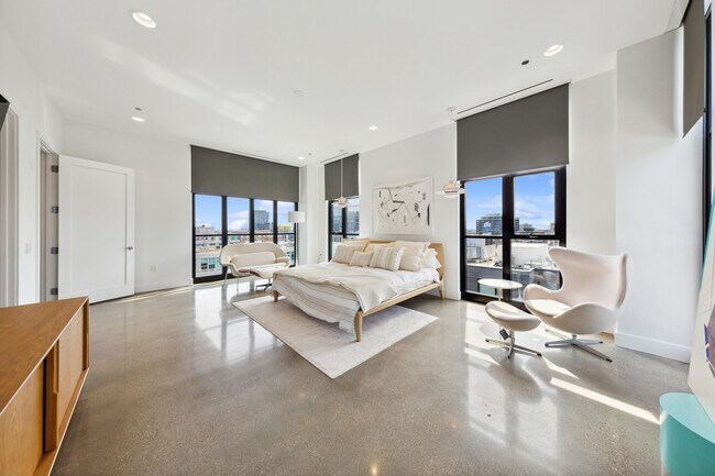 Building Photo - 900 W Washington Blvd