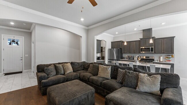 Building Photo - Spacious 4-Bedroom Gem