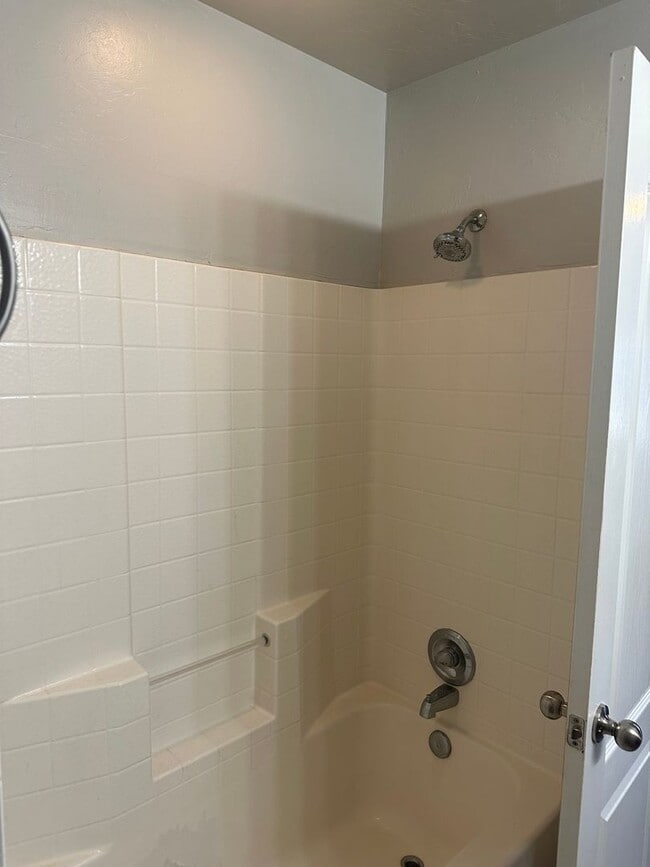 Building Photo - 3 bedroom, 2 bathroom, 2 car garage