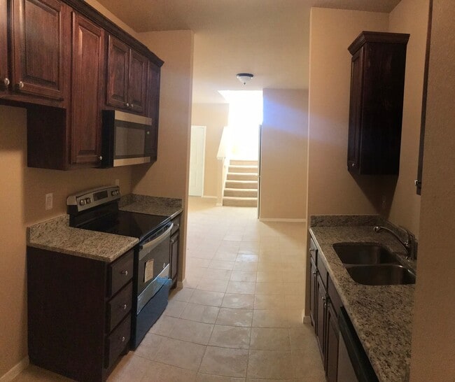 Building Photo - 4 Bed, 2.5 Bath Duplex