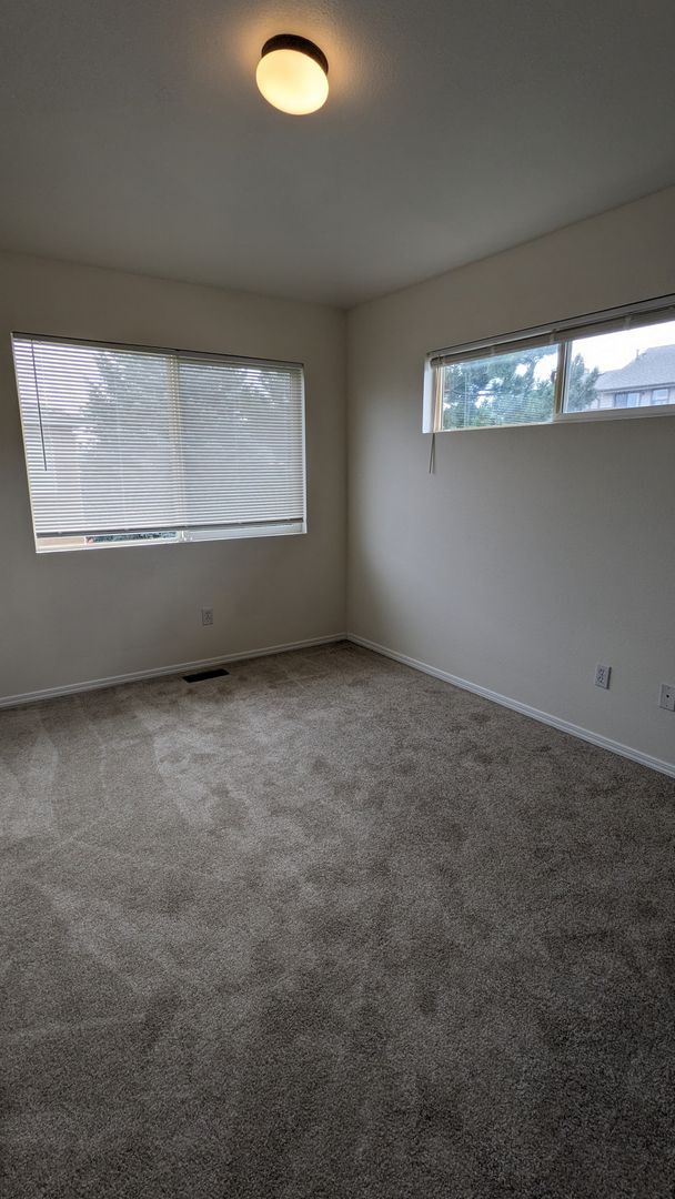 Building Photo - 3 BED/2.5 BATH TOWNHOME IN UNIVERSITY VILL...