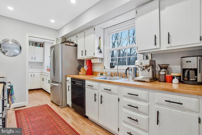 Building Photo - 15805 Wayne Ave