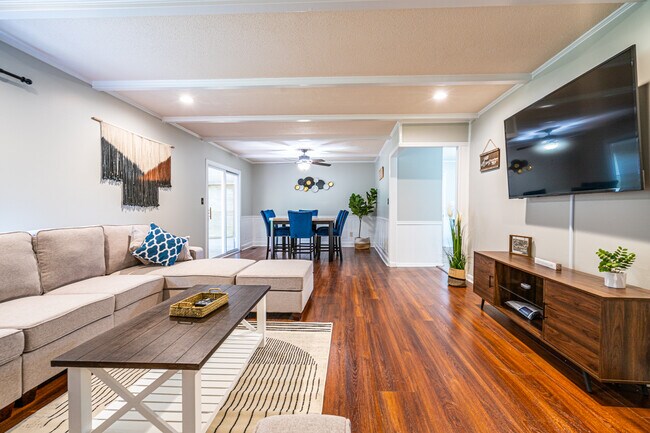 Building Photo - 10215 Melanie Dr SE