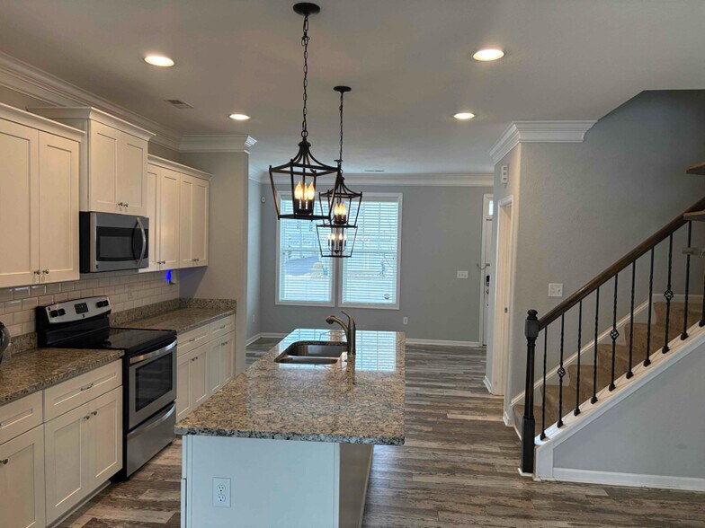 Building Photo - 923 E Ocean View Ave