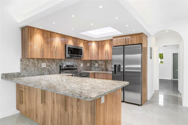 Building Photo - 2170 NE 51st Ct