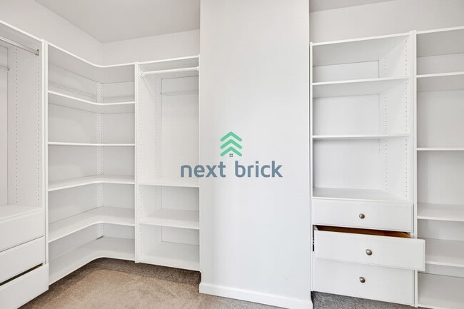 Building Photo - Spacious 5 bedrooms and 3 bathrooms Cul-de...