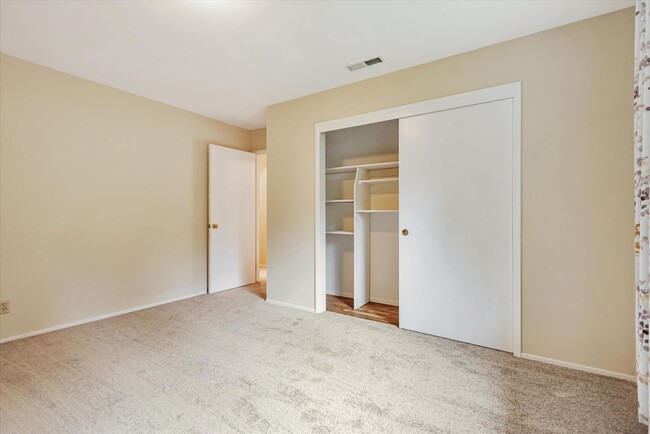 Building Photo - Awesome Quiet Cul-de-sac in Menlo Park