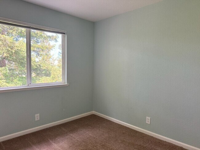Building Photo - Charming 3-Bedroom, 2.5-Bathroom Home Avai...