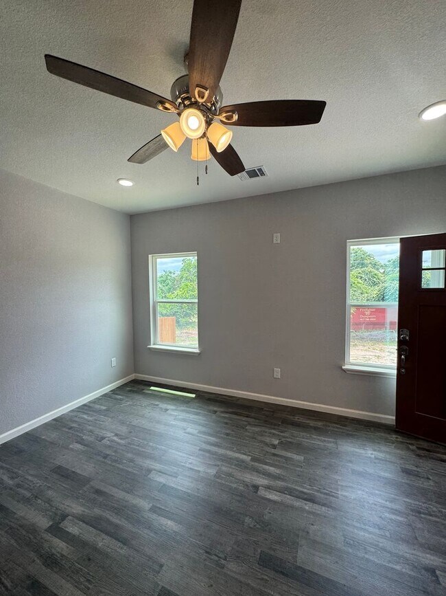Building Photo - 3/2/2 NEW CONSTRUCTION Spacious YARD WITH ...