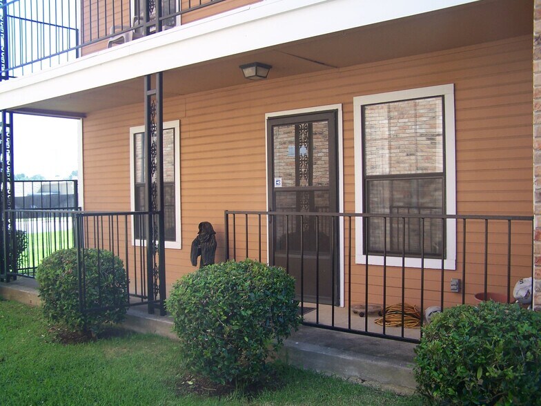 Very Private Back Patio area off Master Bedroom with gate to grassy common grounds - 400 W South Town Dr
