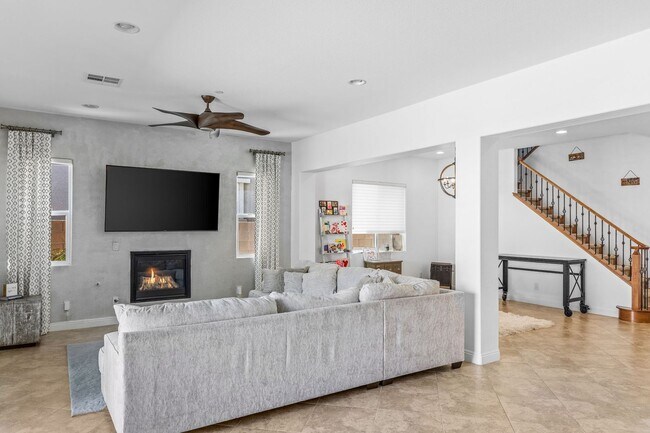 Building Photo - 5 Bed home w/downstairs bed. Private pool.