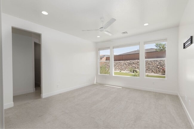 Building Photo - 3 bed plus office / 2.5 bath / 3 car Singl...