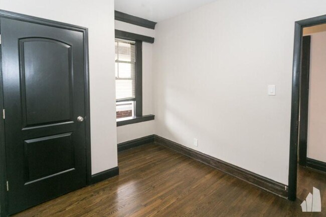 Building Photo - 2 bedroom in Chicago IL 60618