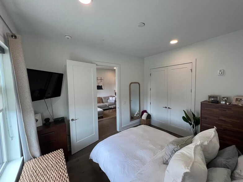 Building Photo - 1125 10th Ave N