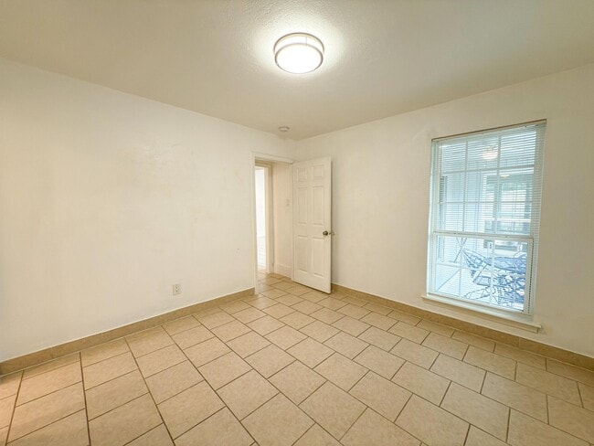 Building Photo - 7528-7528 Thistle Ln