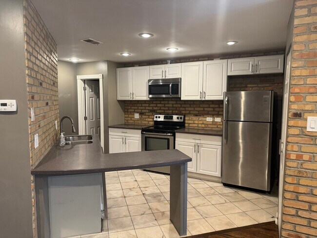 Primary Photo - 1233 Wyndham Ct