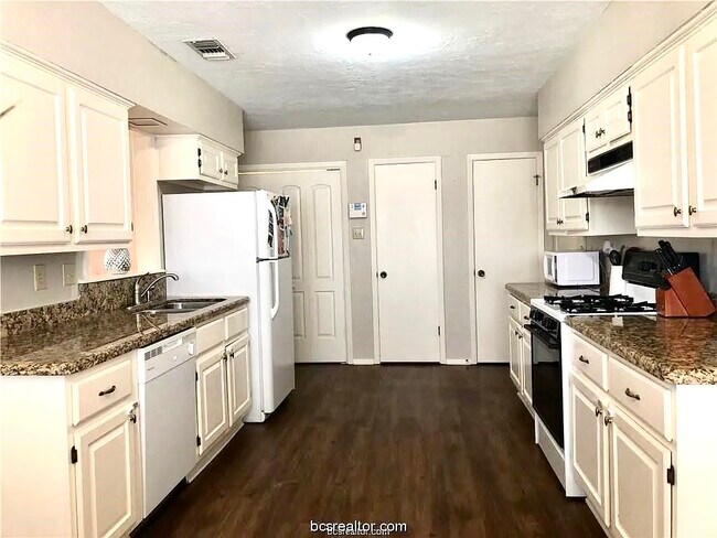 Building Photo - 1004 Crestwood Dr