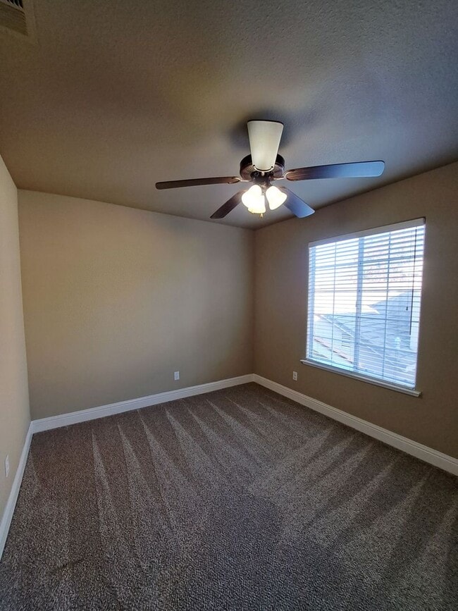 Building Photo - PRICE REDUCED TO $3450 & MOVE IN SPECIAL $450 OFF THE 1ST MONTH'S RENT – Spacious 5-Bedroom Fresn...