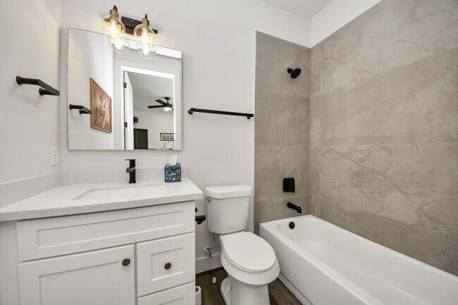 Building Photo - 3905 B Pinemont Dr