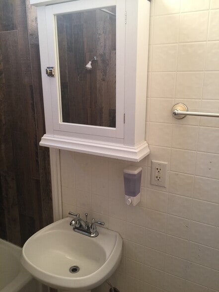 Building Photo - 13304 NE Glisan St