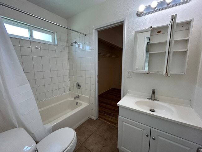 Building Photo - MASSIVE 6 bed 3 bath house in Prime Locati...