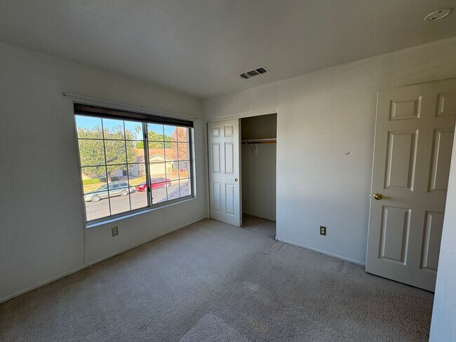 Building Photo - 4 Bedroom Corner Lot Great Location