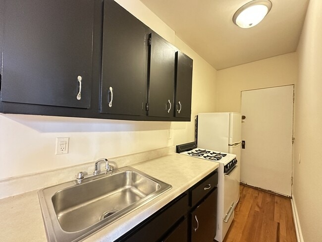 Building Photo - 960 W Cornelia Ave