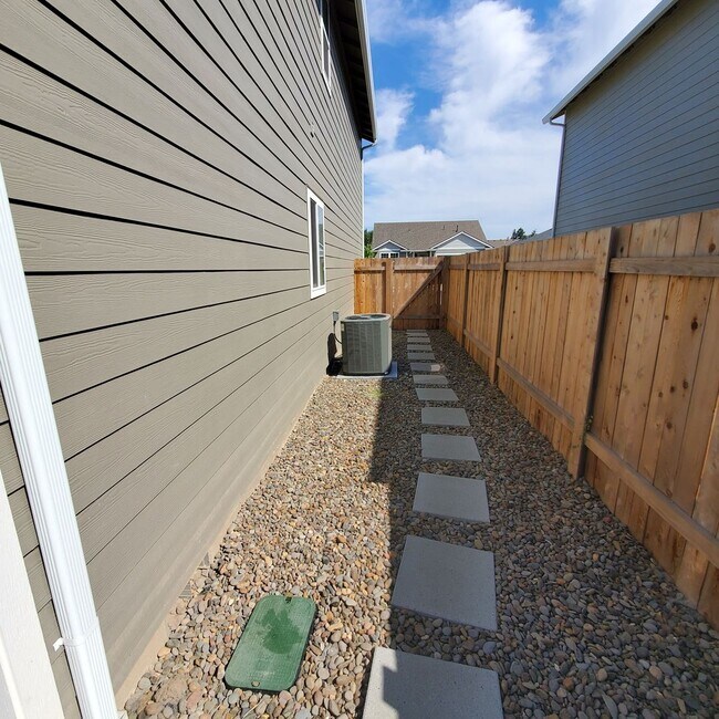 Building Photo - Dog Friendly 3bed : 2.5 bath home w/ Garage