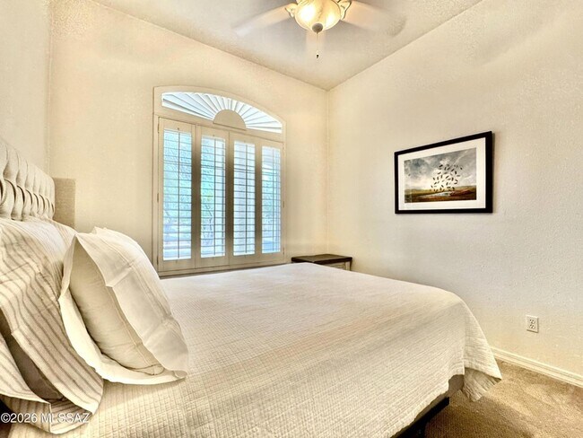 Building Photo - 909 W Leatherleaf Dr