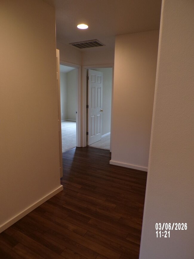 Building Photo - Newly remodeled Meadows Townhome