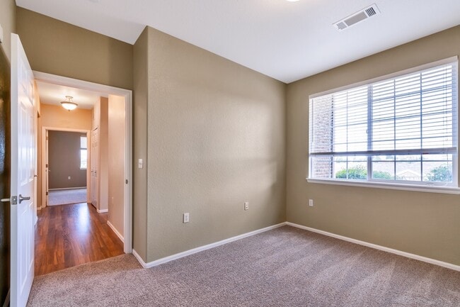 Building Photo - Updated, 3 Bed Condo in Aurora!!!!