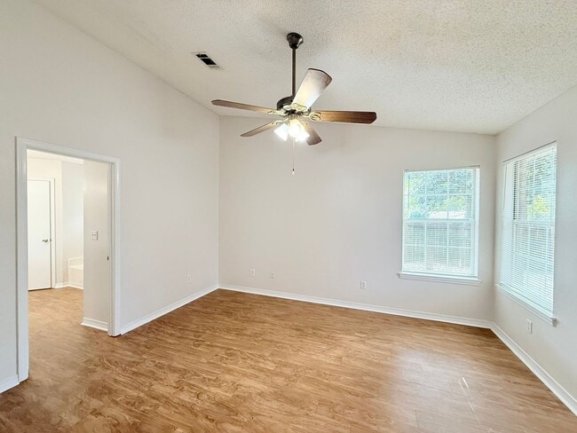 Building Photo - Charming 3-Bedroom Brick Home