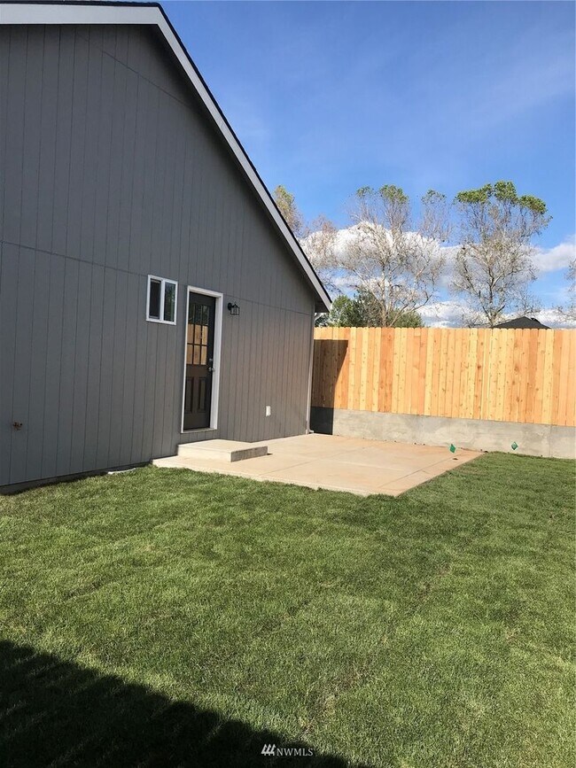 Building Photo - Conveniently Located Eastgate Home with Garage