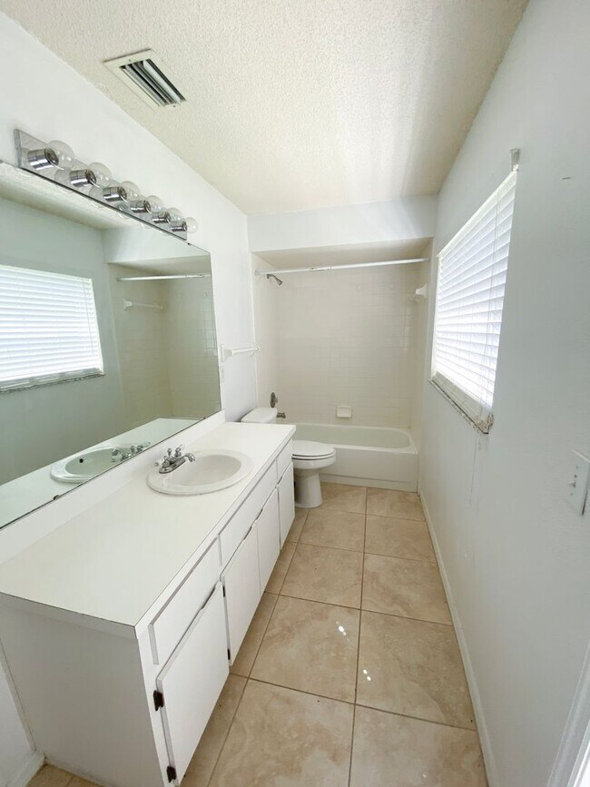 Building Photo - 3 Bedroom 2.5 Bath In Alafaya Woods