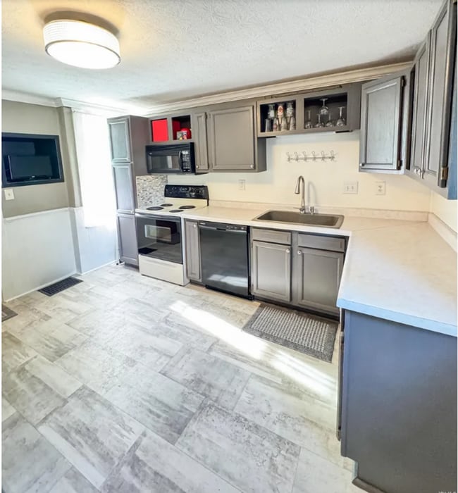 Building Photo - 2 Bedroom Single Family Home - 3 MONTH LEA...