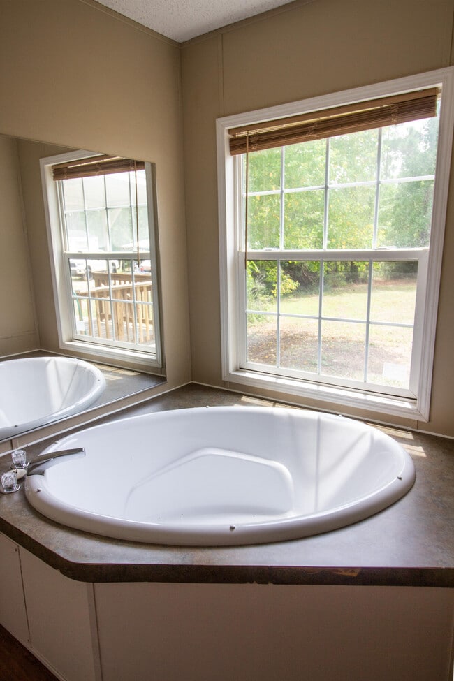 Building Photo - 9289 E River Dr