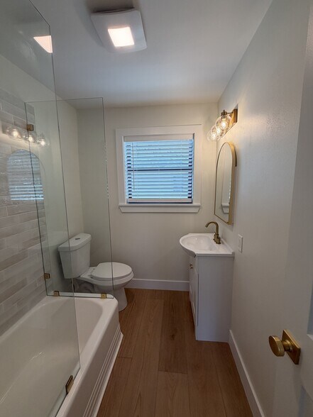 Building Photo - 2 Bed/1 Bath - Unit 2