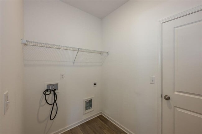 Building Photo - 895 Gelderland Dr