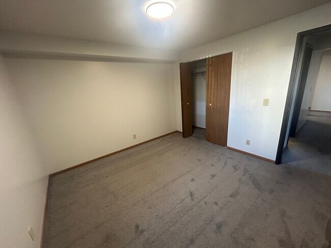 Building Photo - 2 bedroom 1 bath ground floor apartment