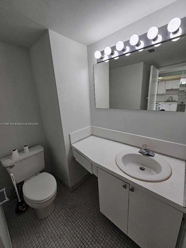 Building Photo - 18031 Biscayne Blvd