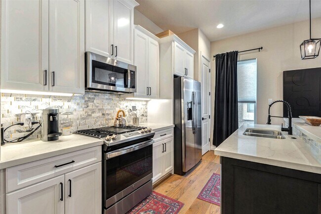 Building Photo - 11005 Upland Forest Dr