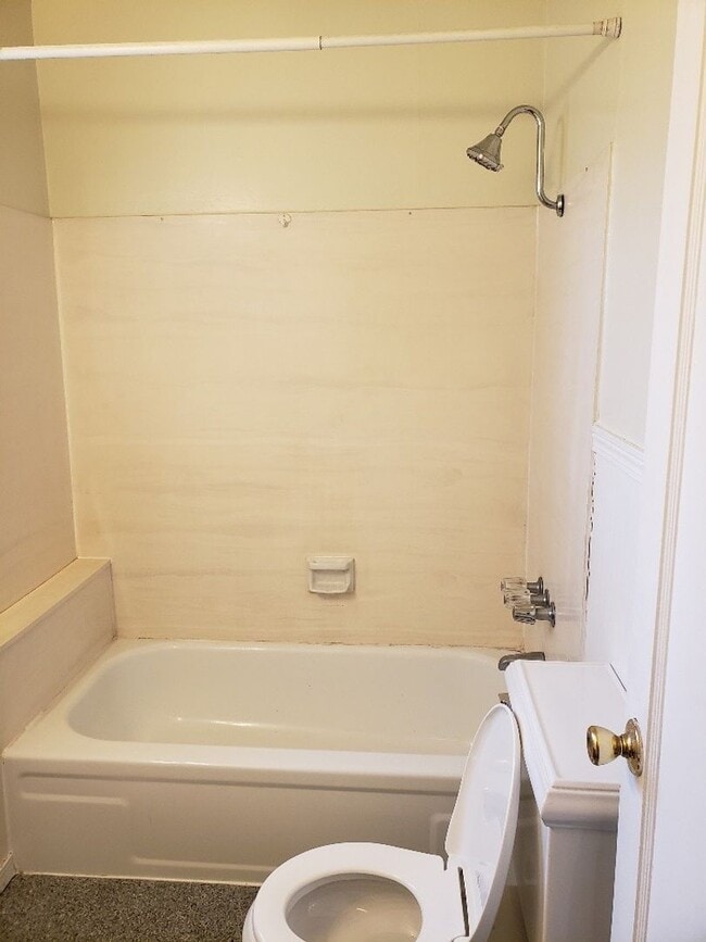 Building Photo - STATUS:RENTED-| R122 | $1795